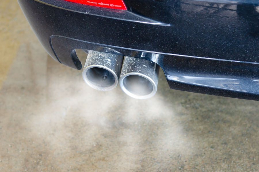 Humo negro o blanco en el escape: qué significa cada color